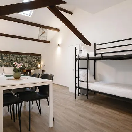 King's Hostel *