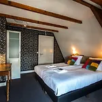 King's Hostel *