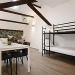 King's Hostel *