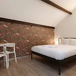 King's Hostel *